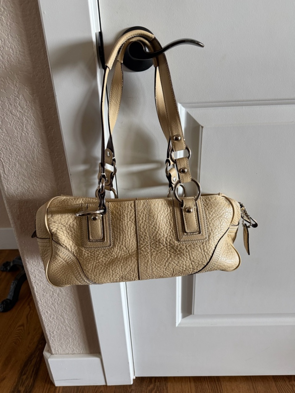 Leather Shoulder Bag in Cream - Stylish Everyday Tote